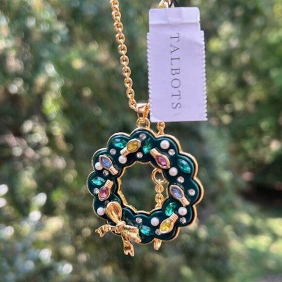 HOLIDAY🎄🎄TALBOTS – NWT - 2020 Christmas Wreath PENDANT NECKLACE - Picture 1 of 11